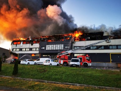 A large fire has broken out in the Tetarom area of Cluj-Napoca. ISU has advised that you should close windows and do not leave your home, unless absolutely necessary due to the fumes, which can be seen over the entire city. On Tuesday, September 21st 2021, the people of Cluj-Napoca were notified by ISU, via RO-Alert, of a fire taking place at a halll in Tetarom Park and that 4 trucks, two escalators and a SMURD crew are involved with tackling the blaze and offering any emergency care needed. So far, there have not been any announcement of victims, but the incident, one of the most major to occur in Cluj-Napoca, is casting a smoke cloud across the entire city. https://youtu.be/u5fmGr9Dqls