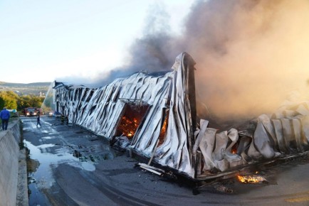 A large fire has broken out in the Tetarom area of Cluj-Napoca. ISU has advised that you should close windows and do not leave your home, unless absolutely necessary due to the fumes, which can be seen over the entire city. On Tuesday, September 21st 2021, the people of Cluj-Napoca were notified by ISU, via RO-Alert, of a fire taking place at a halll in Tetarom Park and that 4 trucks, two escalators and a SMURD crew are involved with tackling the blaze and offering any emergency care needed. So far, there have not been any announcement of victims, but the incident, one of the most major to occur in Cluj-Napoca, is casting a smoke cloud across the entire city. https://youtu.be/u5fmGr9Dqls