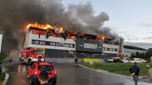 A large fire has broken out in the Tetarom area of Cluj-Napoca. ISU has advised that you should close windows and do not leave your home, unless absolutely necessary due to the fumes, which can be seen over the entire city.  On Tuesday, September 21st 2021, the people of Cluj-Napoca were notified by ISU, via RO-Alert, of a fire taking place at a halll in Tetarom Park and that 4 trucks, two escalators and a SMURD crew are involved with tackling the blaze and offering any emergency care needed.  So far, there have not been any announcement of victims, but the incident, one of the most major to occur in Cluj-Napoca, is casting a smoke cloud across the entire city.  https://youtu.be/u5fmGr9Dqls