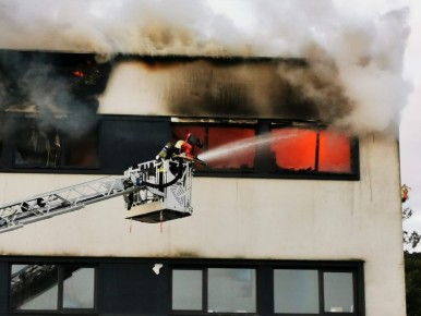 A large fire has broken out in the Tetarom area of Cluj-Napoca. ISU has advised that you should close windows and do not leave your home, unless absolutely necessary due to the fumes, which can be seen over the entire city.  On Tuesday, September 21st 2021, the people of Cluj-Napoca were notified by ISU, via RO-Alert, of a fire taking place at a halll in Tetarom Park and that 4 trucks, two escalators and a SMURD crew are involved with tackling the blaze and offering any emergency care needed.  So far, there have not been any announcement of victims, but the incident, one of the most major to occur in Cluj-Napoca, is casting a smoke cloud across the entire city.  https://youtu.be/u5fmGr9Dqls