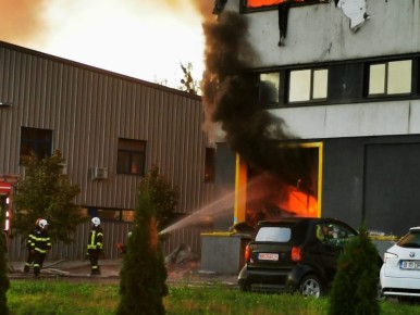 A large fire has broken out in the Tetarom area of Cluj-Napoca. ISU has advised that you should close windows and do not leave your home, unless absolutely necessary due to the fumes, which can be seen over the entire city.  On Tuesday, September 21st 2021, the people of Cluj-Napoca were notified by ISU, via RO-Alert, of a fire taking place at a halll in Tetarom Park and that 4 trucks, two escalators and a SMURD crew are involved with tackling the blaze and offering any emergency care needed.  So far, there have not been any announcement of victims, but the incident, one of the most major to occur in Cluj-Napoca, is casting a smoke cloud across the entire city.  https://youtu.be/u5fmGr9Dqls