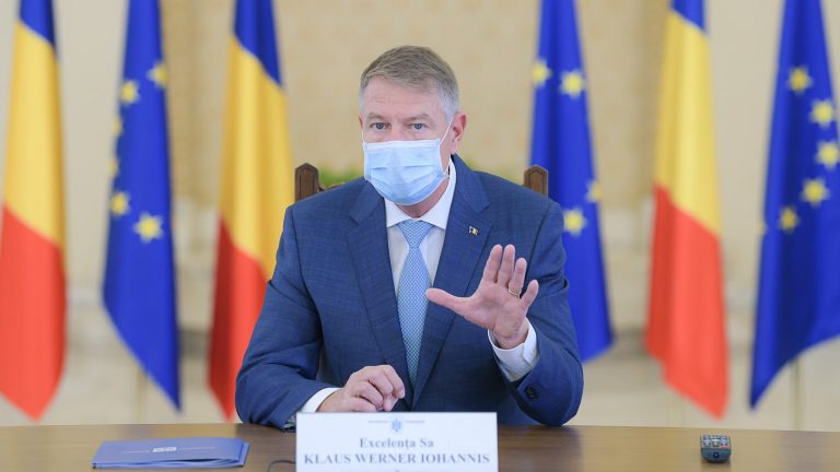 Klaus Iohannis during meeting wearing facemask