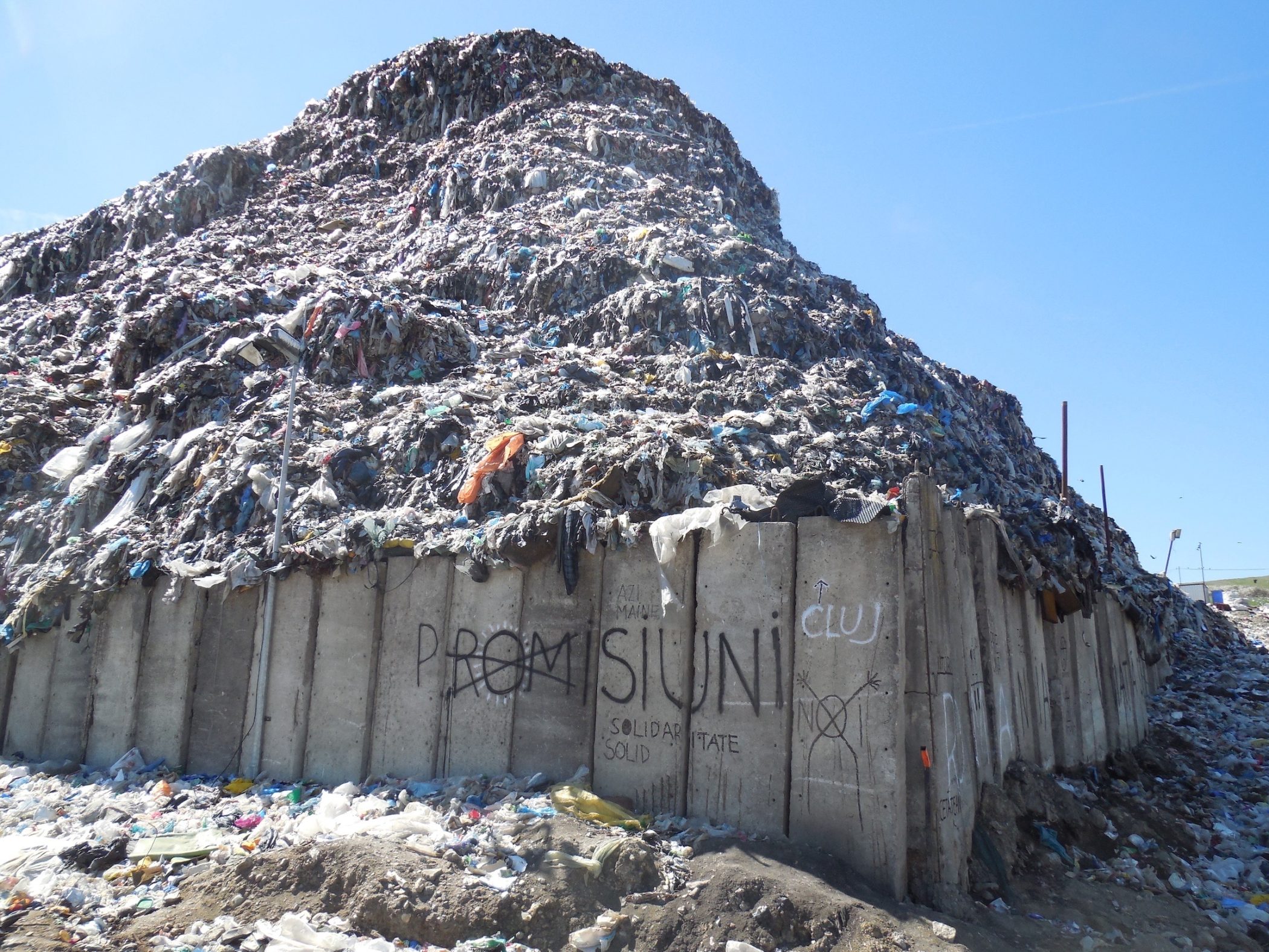 Pata Rât landfill in Cluj-Napoca. Photo: Dan Perjovschi / Wikimedia Commons, licensed under CC BY-SA 4.0.