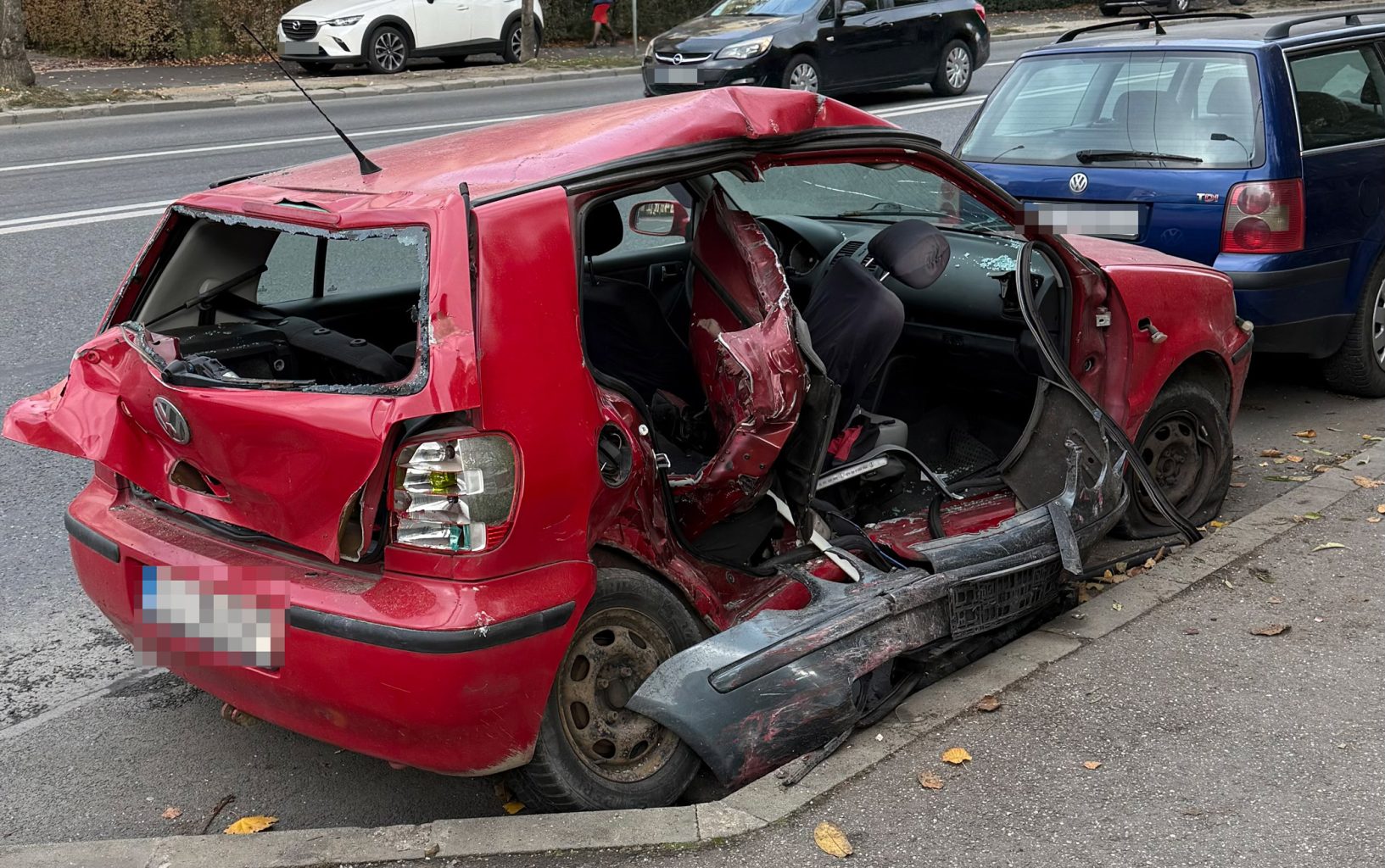 Firefighters from Cluj-Napoca’s Detachments 1 and 2 responded on the evening of Thursday, October 31, 2024, to a traffic accident on Bulevardul Nicolae Titulescu in Cluj-Napoca. The emergency call was received around 6:40 PM, and three vehicles equipped with extrication modules, a mobile intensive care SMURD ambulance, and three teams from the County Ambulance Service were dispatched to the scene.

The accident involved two cars, with three people trapped inside one of them: a man and two women. One of the women, aged 63, was in cardiac arrest. After extricating the victims, medical crews performed resuscitation maneuvers, but unfortunately, the woman was pronounced dead. At the scene, the approximately 50-year-old man was intubated and transported to the hospital in critical condition. Another woman, aged 28, was also transported to the hospital.